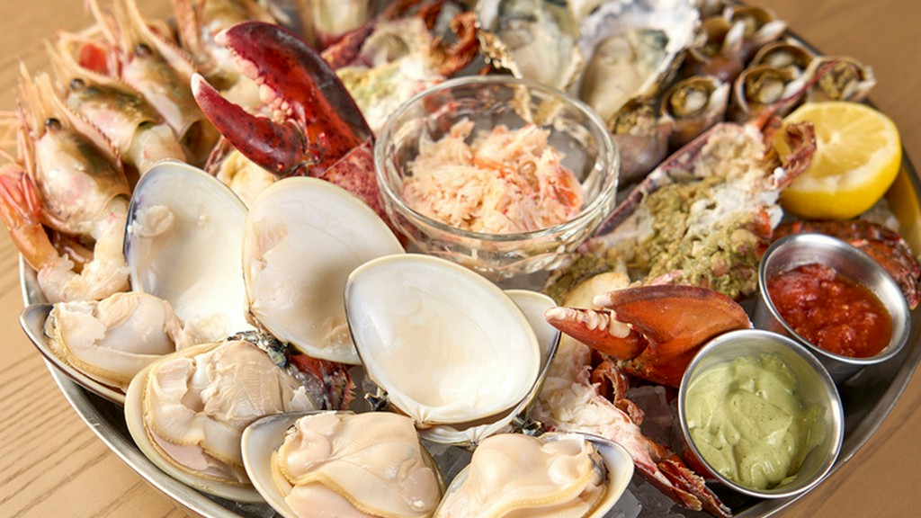 前菜として。素材にあまり手を加えることなく素材そのものを引き立たせる『シーフードプラッター』