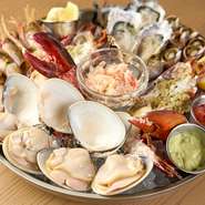 素材の味を活かすために、食材によっては昆布と蒸すなど調理法を変えています。味に変化を求めるときは、カクテルソースとグリーンゴッデスにディップ。
Regular 24,000円／Half 12,000円
※画像は「Regular」です