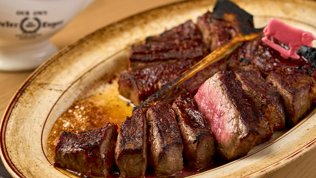 500℃を超える特殊なオーブンで肉を皿ごと焼き上げる『USDAプライムビーフ ドライエイジングステーキ』