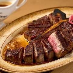 500℃を超える特殊なオーブンで肉を皿ごと焼き上げる『USDAプライムビーフ ドライエイジングステーキ』