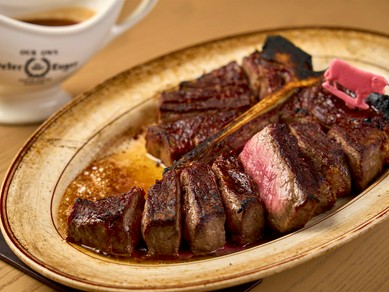 500℃を超える特殊なオーブンで肉を皿ごと焼き上げる『USDAプライムビーフ ドライエイジングステーキ』