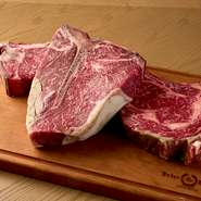 「ピーター・ルーガー」と銘打ち、シンプルな調理法だからこそ肉選びからこだわります。USDAのプライムビーフであることはもちろん、保存方法、熟成期間、焼きなどすべてを加味した上での買い付けが行われています。