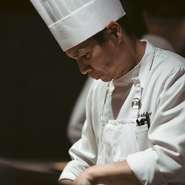 シェフは、常に大切な人に料理をつくる気持ちで料理と向き合います。その結果、細部にまでこだわり間違いのない料理に繋がるとか。毎日、さらなるおいしさを求め努力を続けています。