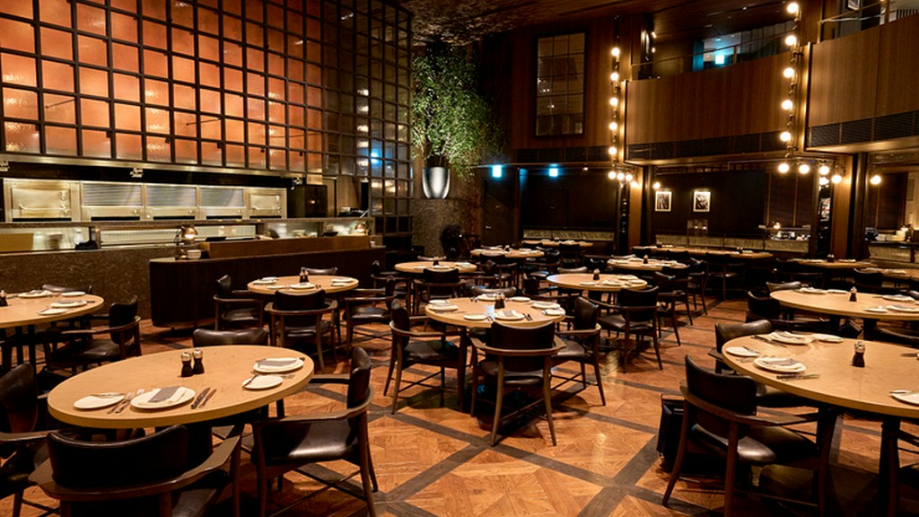 開放的な2階フロアはシェフを追える劇場型のダイニング