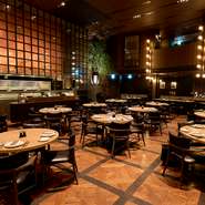 天井高6mの2階フロアは、ステーキを焼くオーブンを背にしたシェフの姿を目で追える劇場型ダイニングの内装。食欲をそそる音や香りに包まれた、ラグジュアリーな空間が広がります。