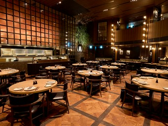 開放的な2階フロアはシェフを追える劇場型のダイニング