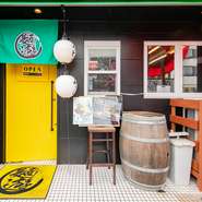 お酒を飲んだ後の〆を楽しむ場所として、一人で立ち寄る人が多いそうです。たくさんの飲食店が軒を連ねる中心エリアからは少し外れているため、ゆったりと過ごせます。〆うどんのデビューは【麺遊】からスタート。