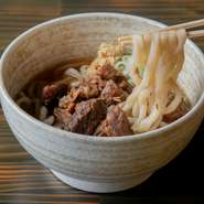 麺は【ヤマナミ製麺所】にオーダーしている生麺で、歯ごたえがありモチモチとした食感、そしてコシが強い特徴もあります。柔らかい麺が主流の都城市スタイルにも、より硬めにしたい時にもアレンジが可能です。