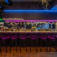 うどんだけでなく、お酒もしっかりと楽しめるのが同店の魅力。おつまみを味わいうどんを〆にする、バーとしても利用できます。飲み放題は90分制で、ビールなし・ビール込み・日替わりのおつまみ込みの3種類。