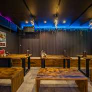 店内すべてを貸し切りでき、最大で28名までの大きなグループの宴会にも対応しています。お酒を中心に楽しみたい2次会にも最適です。予算はおつまみの品数が増えるとともに飲み放題の価格がアップします。