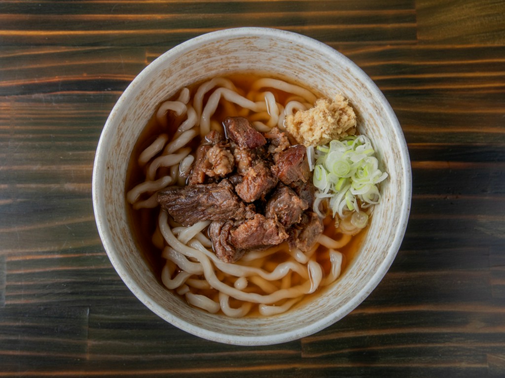 ゴロゴロの牛すじが食べ応え十分の『肉うどん』