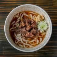 厳選した牛すじを5時間以上煮込んでいます。食感を楽しめる大振りなカットもこだわりのポイントです。スープはさっぱりと、肉は甘みのある味付けに。スープと肉の味わいが重なり一層のおいしさを生み出します。