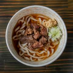 ゴロゴロの牛すじが食べ応え十分の『肉うどん』