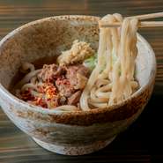 都城市は牛肉の生産が盛んなエリア。その地元の魅力をたっぷりと満喫できる贅沢な一杯です。麺はモチモチとした食感のある生麺。特別にオーダーをしている特注麺となります。