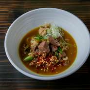 ネギや香味野菜、スパイスを合わせてつくるカレー。甘めの牛すじをカレーで煮込むことで、『肉うどん』とは異なる旨みを感じられます。真似のできないオリジナリティー溢れるおいしさです。