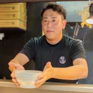 料理は岩満氏が、ホールは明るい声掛けも大切に女性スタッフが中心となってサービスを行っています。カウンターはスタッフとの距離が近く、会話も楽しめる場所。一人でも飽きることなく食事を満喫できます。