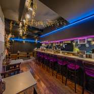 店内はグリーンアートや光の装飾など、デザインされたオシャレな空間です。あっさりとしたうどんや、ガッツリとお腹を満たしてくれる一杯は老若男女に好評。フリードリンクもあり、お酒も楽しめるうどん店です。