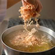 和食の基本は「出汁」。厳選の利尻昆布、鰹節など国産素材で丁寧にとった出汁は、香りや味わい共に深みがあります。料理のベースとして使うことで、華やかな香りと深みのある味わいが出ます。