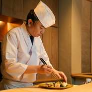 「自分が食べておいしいと思えるものだけを提供したい」と語る小関氏。ゲストに対して真摯に向き合う、料理人としての誠実さが伺えます。家族に接するような、優しい接客にも力を入れています。