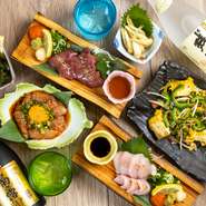 沖縄県が誇るブランド「やんばる鶏」を中心に、ゴーヤ・島ラッキョウ・海ブドウなど。南国・沖縄の豊かな自然に育まれた食材を使用したバラエティ豊かな料理がそろい、思わずお酒も進みます。