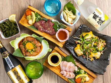 沖縄の食材を使用したおいしい料理とお酒が勢ぞろい！