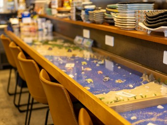 厨房前のカウンター席は、沖縄の海を満喫できる特等席