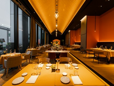 ロマンティックな壁際の席はデートにぴったり