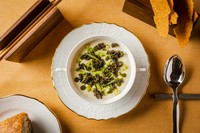卵とアスパラガスという王道の組み合わせを現代風に解釈。卵は62度で1時間半ゆでて理想の柔らかさを実現。じゃがいもは圧力をかけてなめらかな泡状に。クリスタルキャビアの塩味とタラゴンの爽やかさと合わせて。