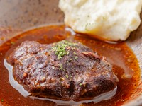 弾力ある食感が魅力『ホホ肉赤ワイン煮』