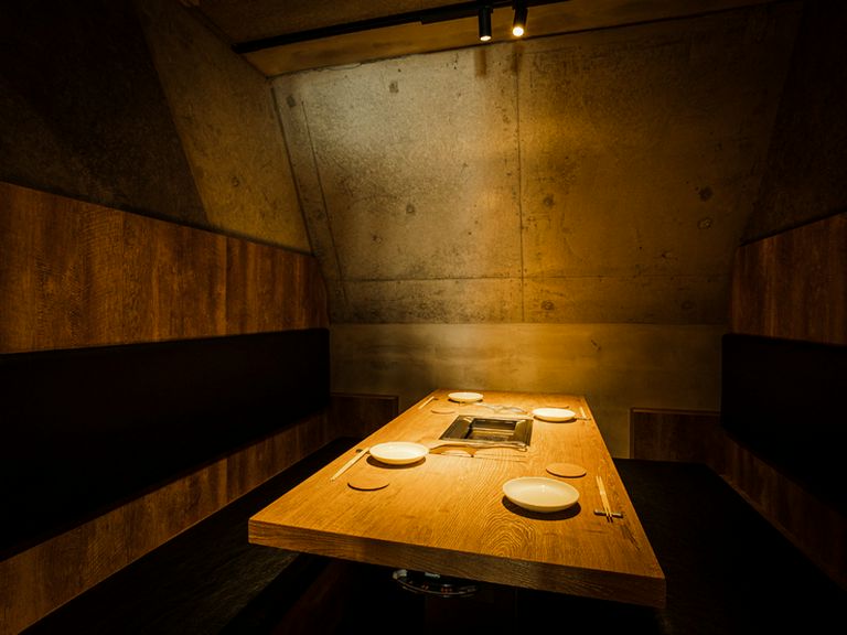 カウンターに加えプライベート感あふれるソファ席や完全個室あり