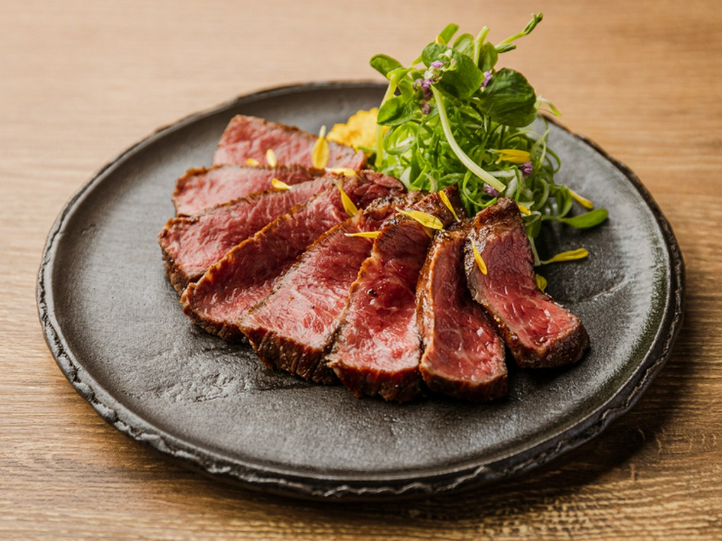 『塊肉 ランプ』（コースの一品）