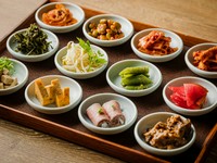 「タン煮込み」、「ローストビーフ」、「クリームチーズしょうゆ漬け」、「キムチ」、「ナムル」など、韓国人の料理長が手間暇かけてつくった前菜12種。※コースの一品　※季節によって内容は若干変わります
