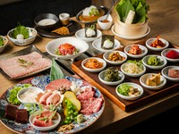 韓国人料理長がつくった本気の前菜12種をはじめ、厳選されたお肉には上タン・上ハラミ・塊のステーキなど！