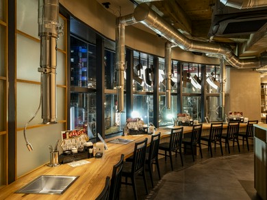 二人でラム肉を自由に焼いて楽しむ、贅沢な時間を共有