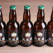 北海道のビール醸造所で製造された、店舗オリジナルの『大黒屋　クラフトラガー』。さらには、北海道ならではの『リボンナポリン』『ガラナ』『ソフトカツゲン』などのドリンクを飲むことができます。