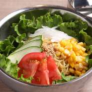 北海道のローカルフードも、いろいろ用意されています。茹でた中華麺に、たっぷりの野菜をトッピングした『ラーメンサラダ』は、ヘルシーでボリューム満点の一品。