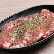 「ラム肉をさっぱり食べたい」という方に人気があります。岩塩のマイルドな塩味で食欲を心地よく刺激。ラム肉の風味がハーブの香りに調和され、口の中で爽やかさが広がります。