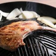 評判の高い、骨付きラム肉『厚切りチョップ』