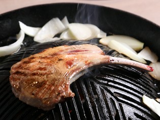 評判の高い、骨付きラム肉『厚切りチョップ』