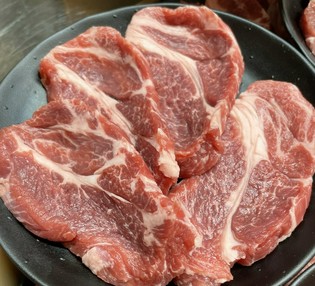 臭みが無く、焼肉感覚で食べることができる『肩ロース』