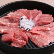 お肉をカットするときには、機械を使うことなく手で一枚ずつ丁寧に切り分けます。一枚一枚の肉質を確認ながら切るため、柔らかく、ジューシーなラム肉を提供することが可能に。
