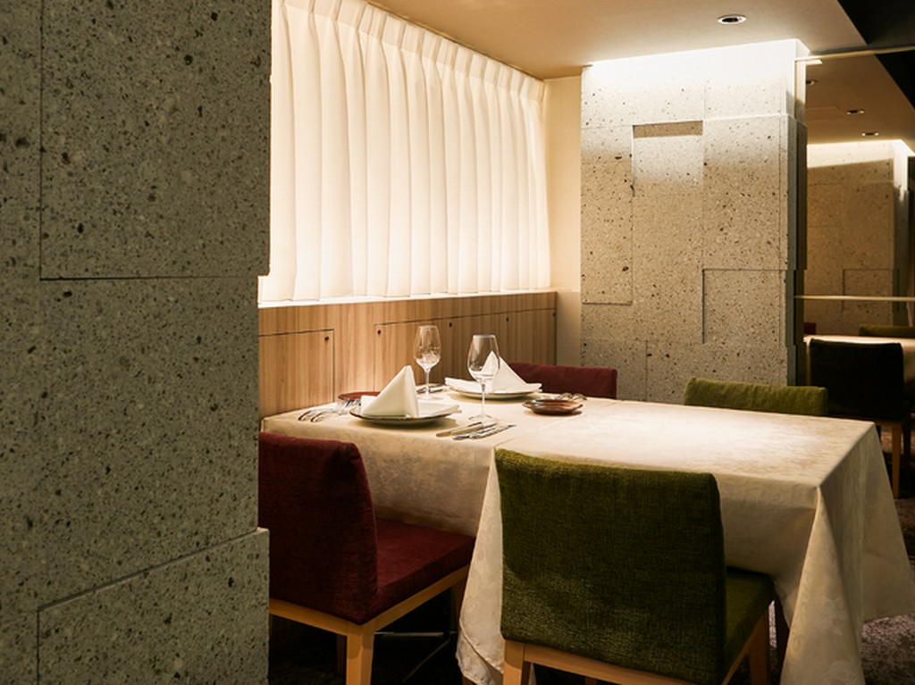 東中野駅から徒歩1分。ビルの地下にひっそり佇むフレンチの名店