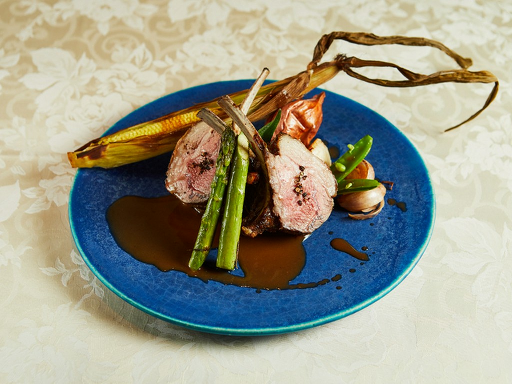 メインを飾るにふさわしい堂々たるビジュアル『肉料理』