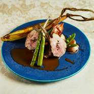 厳選した牛肉・豚肉・鶏肉のほかジビエが登場することもある肉料理。絶妙な火入れで仕上げる一皿には季節の野菜を添えて。フレンチの神髄といえるソースまで、すべてがスペシャルな味わいです。