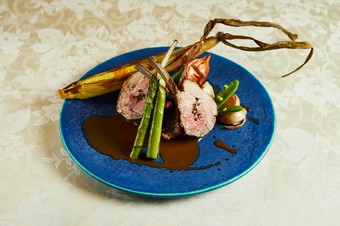 メインを飾るにふさわしい堂々たるビジュアル『肉料理』