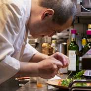 旬の味覚を盛り込んだコースは、一月ごとにリニューアル。季節の食材に合わせるソースは、軽やかでありながらもしっかりとした味わいです。たっぷりのソースはパンに絡めて、余すところなくいただきましょう。