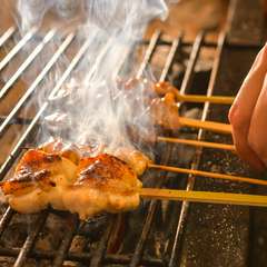 厳選した地鶏を備長炭で焼き上げる『炭火焼鳥』