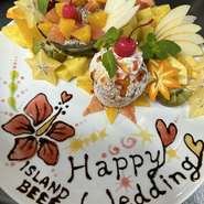 記念日・誕生日には、当店自慢の「フルーツ盛プレート」でお祝いされてはいかがでしょうか！お名前やご年齢、メッセージ等、お客様のご要望に合わせてデザインさせていただきます。