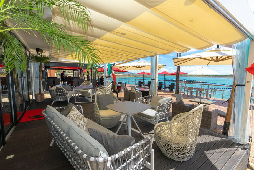 リゾート気分満点!目の前に広がる絶景を一望できる贅沢な空間