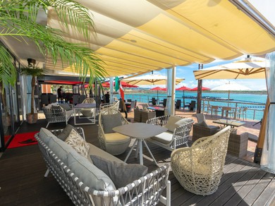 リゾート気分満点！目の前に広がる絶景を一望できる贅沢な空間